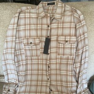 Flannel shirt with 2 front chest pockets.